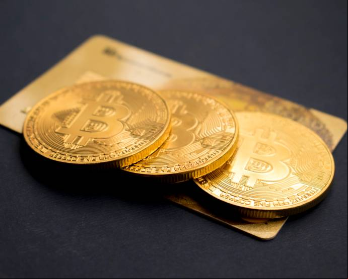 Los desafíos inician con el : el promedio general de bancarización en la región es de cerca del 55 %, según Bankingly. / Unsplash, Dmitry Demidko.