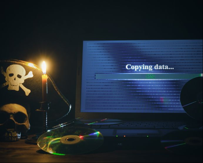 El principio de libre a la información y al derecho de autor son conceptos fundamentales / Canva