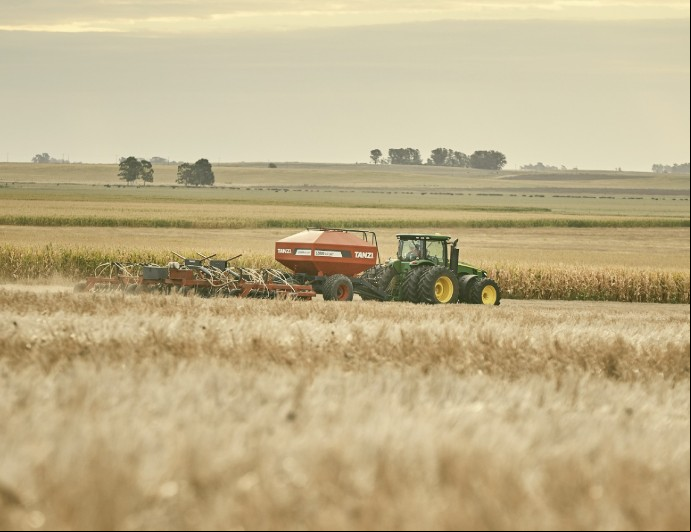 Adecoagro opera en Argentina, Brasil y Uruguay, donde posee 200.000 hectáreas de tierras de cultivo y varias instalaciones industriales./ Tomada de la página de la empresa en Facebook.